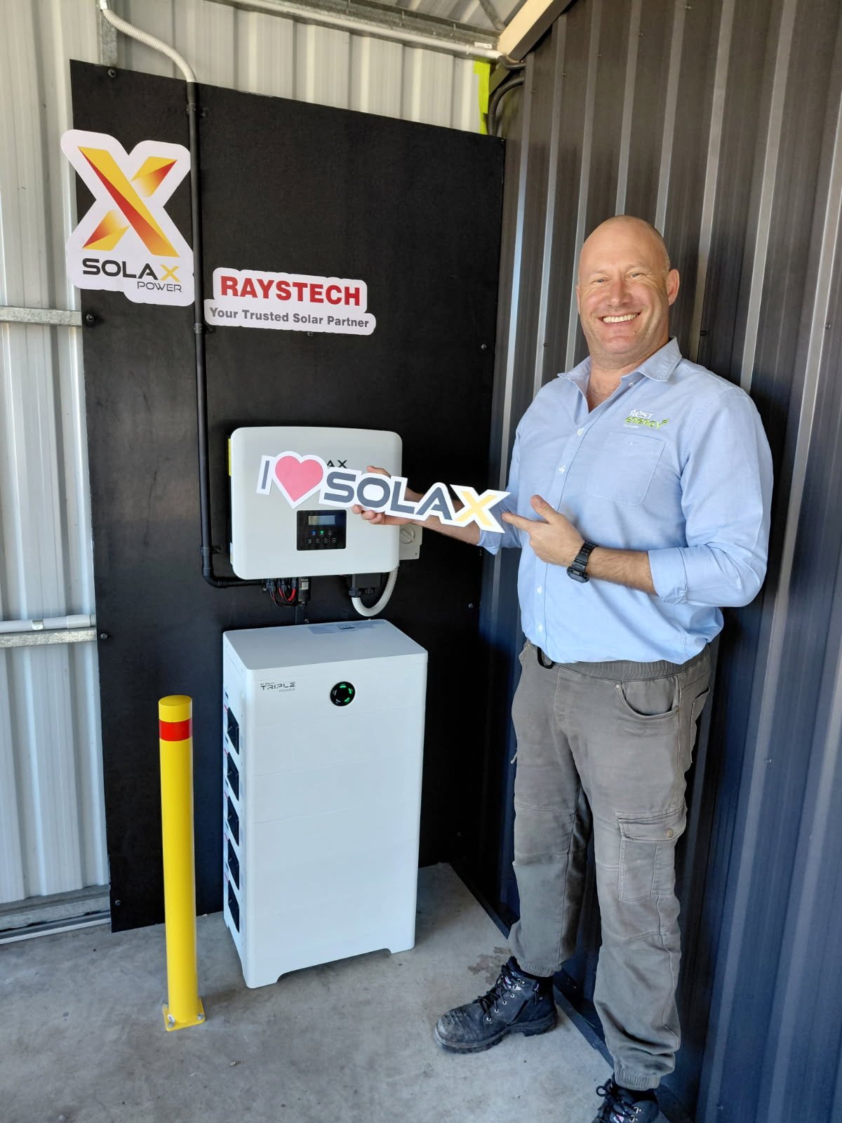 SolaX inverter and battery display with Raystech